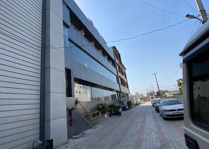 Jb Residency Zirakpur Chandigarh !! Family Rooms ! Lift ! Balcony ! Banquet ! Parking ! Top Rated & Most Awarded