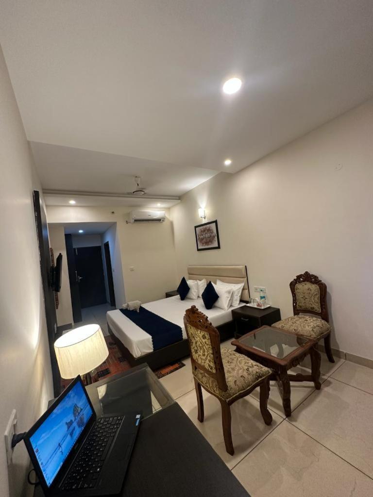 Hotel Jb Residency Zirakpur !! Family ! Lift ! Balcony ! Banquet ! Parking ! Rated & Awarded Chandigarh