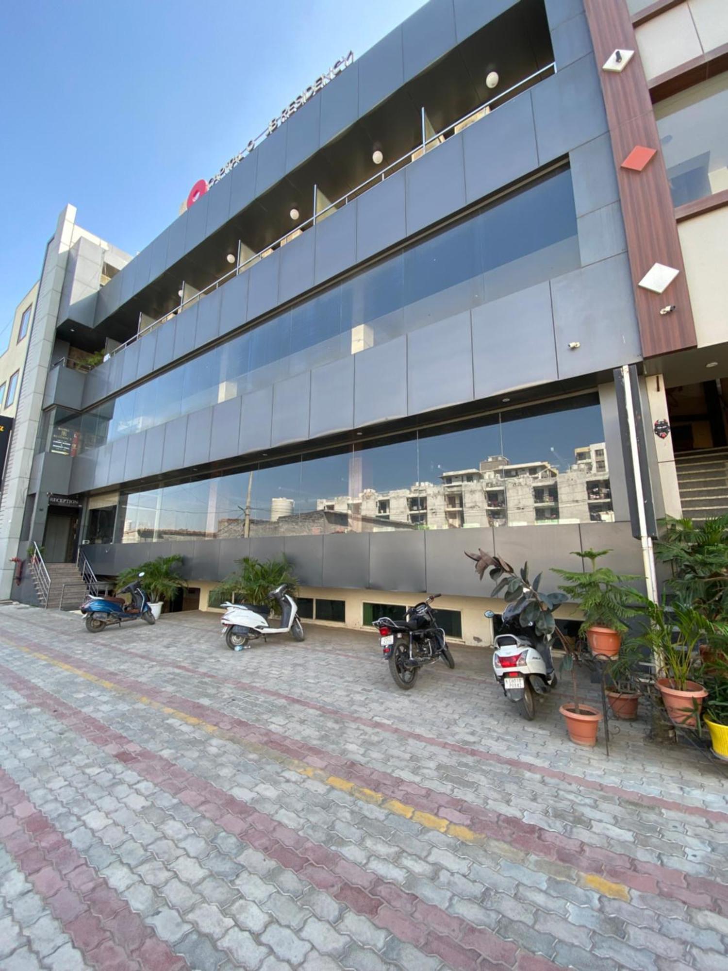 Jb Residency Zirakpur !! Family ! Lift ! Balcony ! Banquet ! Parking ! Rated & Awarded Chandigarh