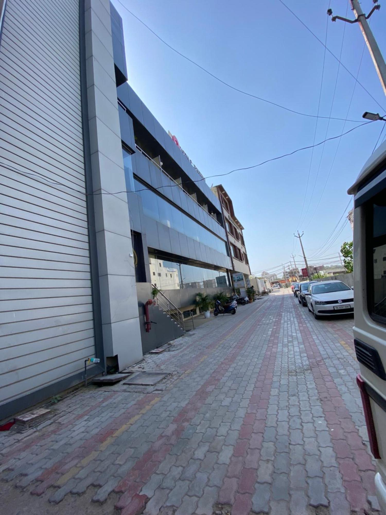 Jb Residency Zirakpur !! Family ! Lift ! Balcony ! Banquet ! Parking ! Rated & Awarded