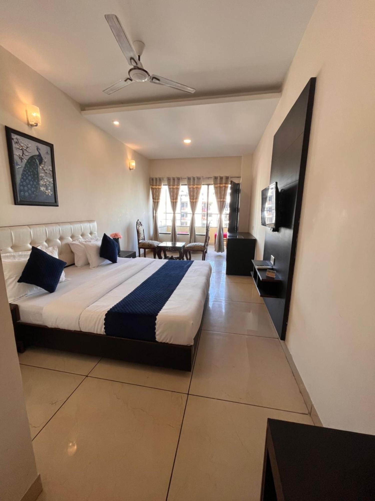 Hotel Jb Residency Zirakpur !! Family ! Lift ! Balcony ! Banquet ! Parking ! Rated & Awarded