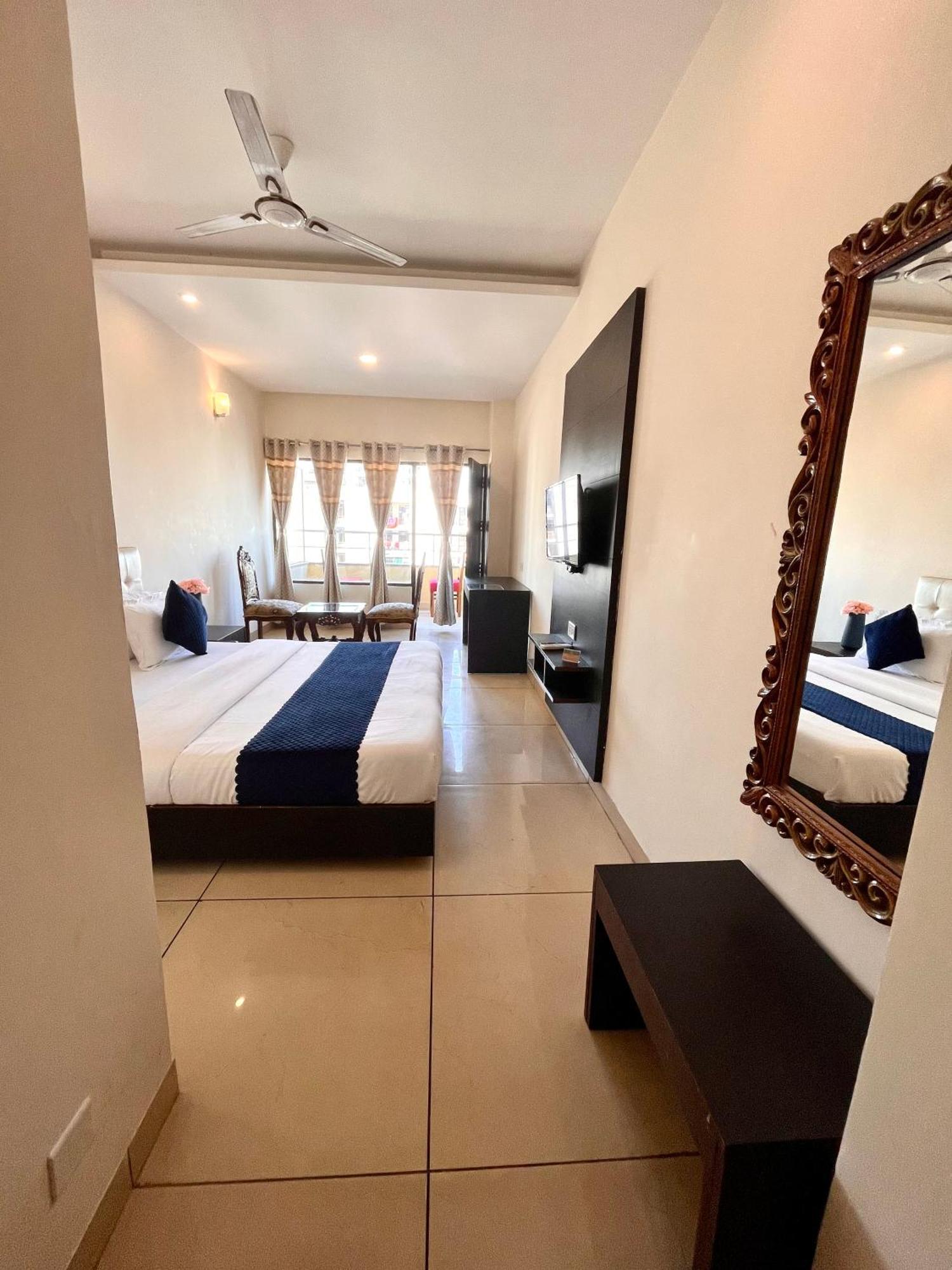 Jb Residency Zirakpur !! Family ! Lift ! Balcony ! Banquet ! Parking ! Rated & Awarded Hotel 4*