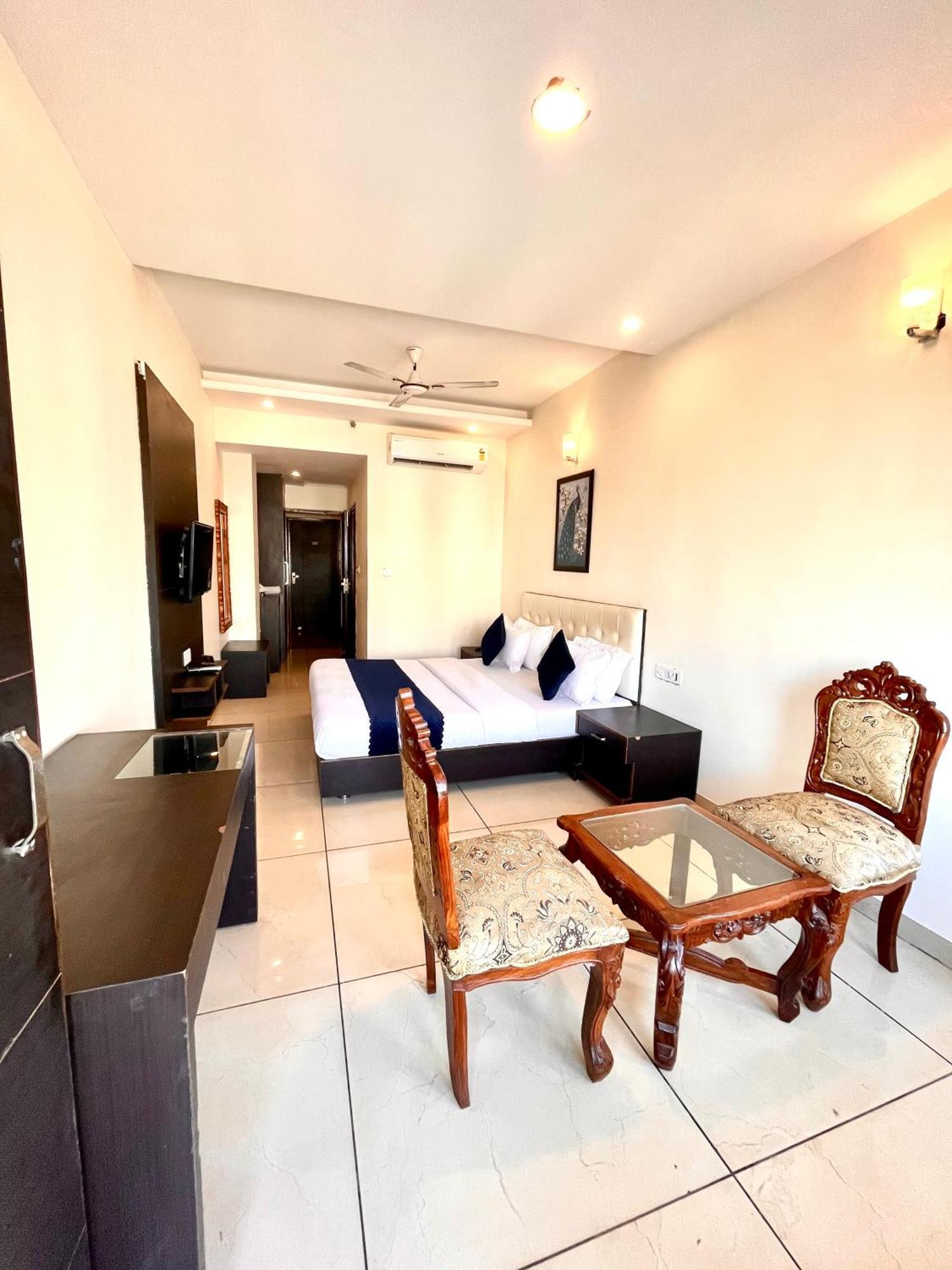 Hotel Jb Residency Zirakpur !! Family ! Lift ! Balcony ! Banquet ! Parking ! Rated & Awarded 4*